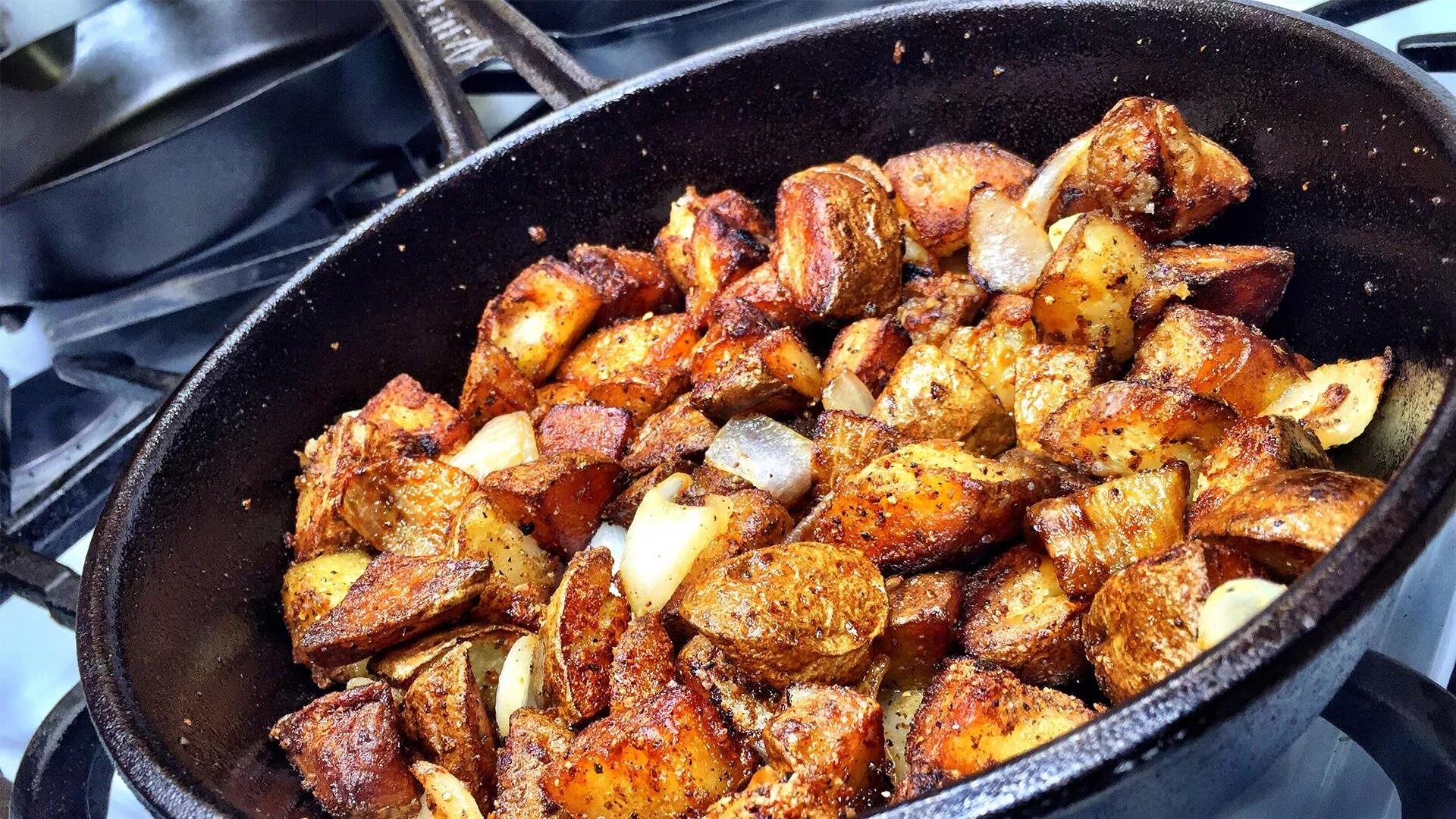 Картошка с мясом в печи. Картошка на сковородке. Жареная картошка на сковороде. Жаркое на сковородке. Жарка основным способом.