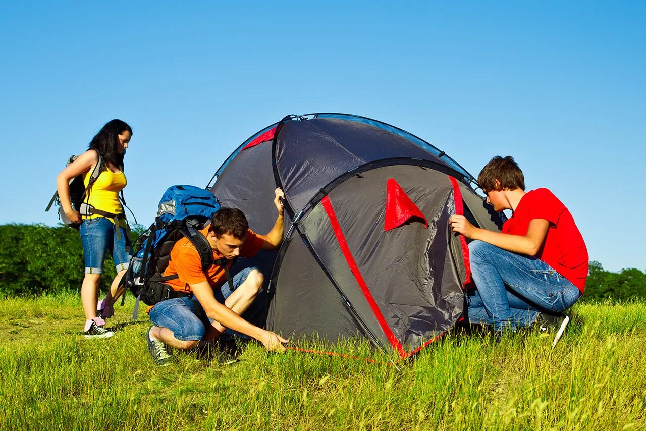Stay play camp. Пикник с семьей на природе. Туризм ночь. Вечеринка в палатке. Поход с палатками с детьми.