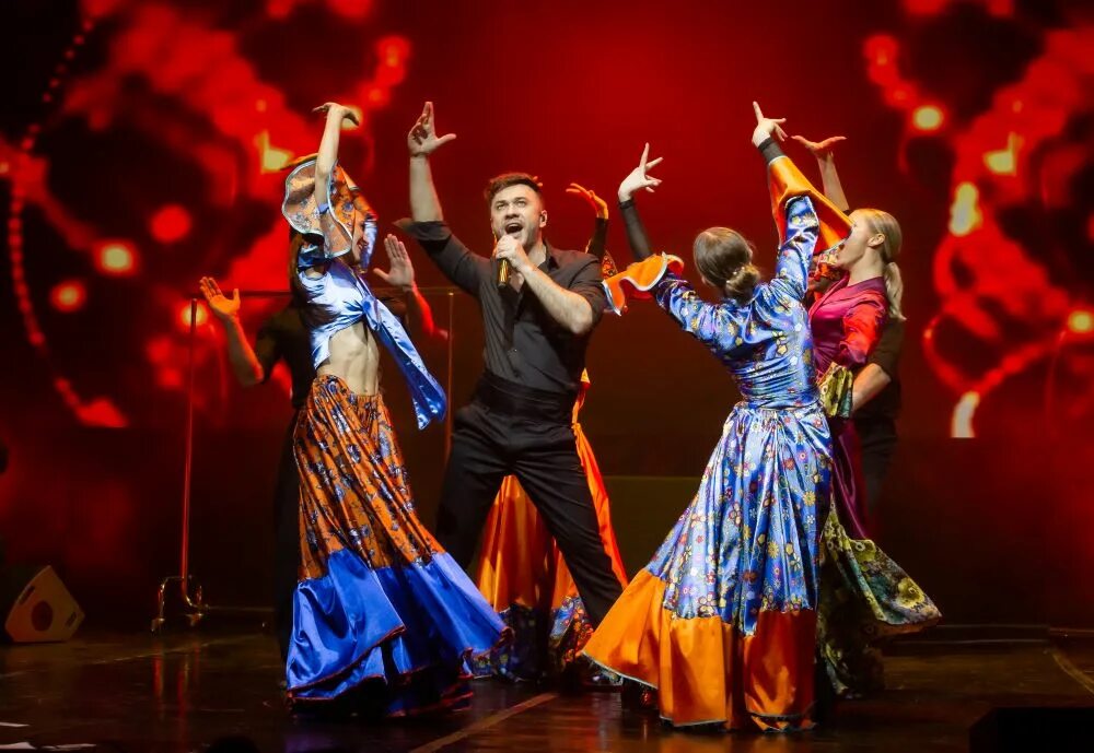 Играй по честному мюзикл учебный театр. Мюзикл в клубе отчётный концерт на тему 30 годов. Артист на сцене. Мюзикл кабаре громушкина. Эстрадное искусство.