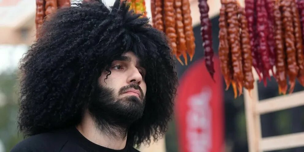 Грузинская кепка аэродром. Плохой грузин. Плохой грузин. Грузин в кепке. Надпись для грузина.