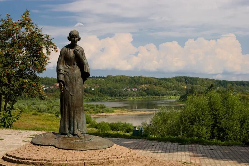 Памятник Марине Цветаевой в городе Таруса. Памятник Цветаевой на берегу Оки в Тарусе. Таруса город памятник Цветаевой.