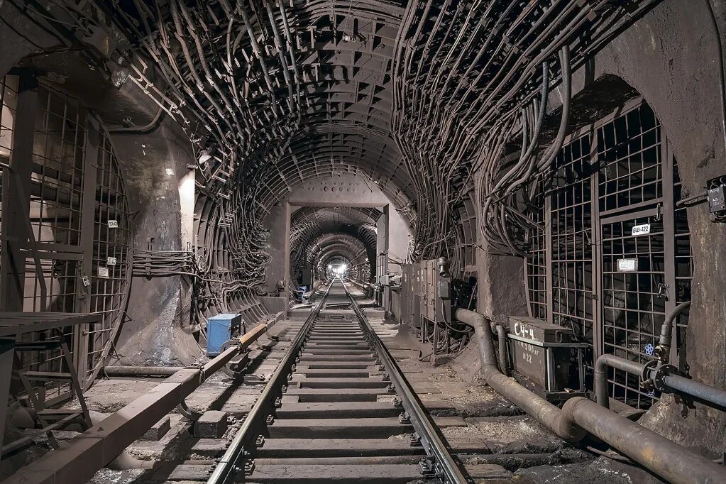 Станция метро давыдково бкл. Метро под землей. Метро сокольники туннель. Тоннель метро станция бауманская. Двухпутные тоннели сокольнической линии.