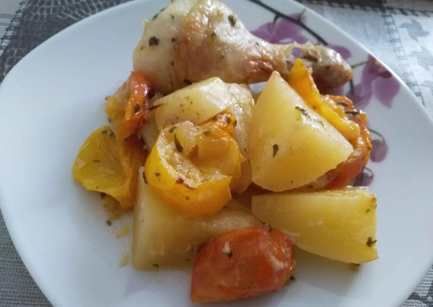 Вкусный картофель в духовке. Куриное филе с картошкой в духовке. Блюдо из картошки и мяса. Тушёная капуста с картошкой в мультиварке. Рецепты тушеной картошки в духовке.