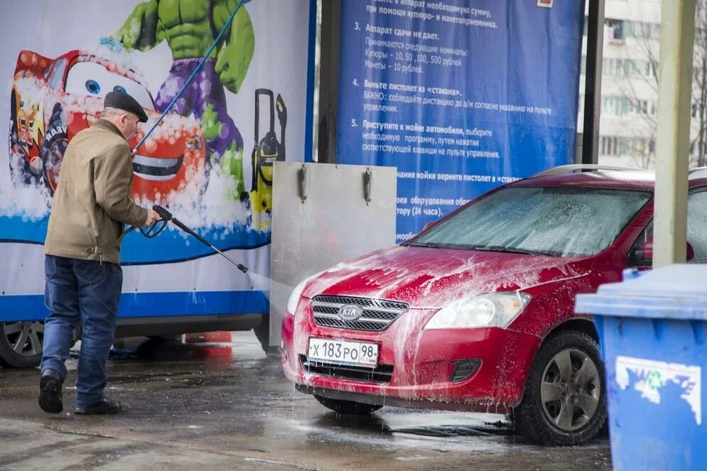 Мыть автомобиль автомойки самообслуживания. Самостоятельная мойка автомобиля. Машина на мойке самообслуживания. Мойка машины. Мойка машины на мойке самообслуживания.