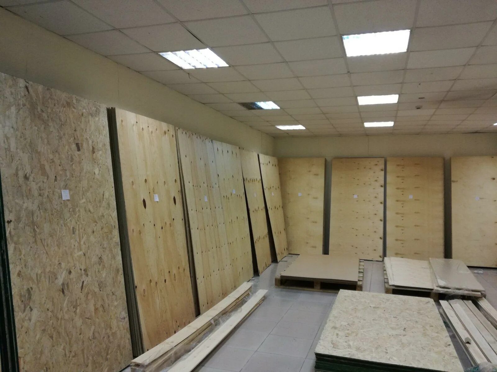 Прилавок магазина. Торговое оборудование из лдсп. Стеллажи из дсп для магазина. Стеллажи для торговли. Прилавок торговый.