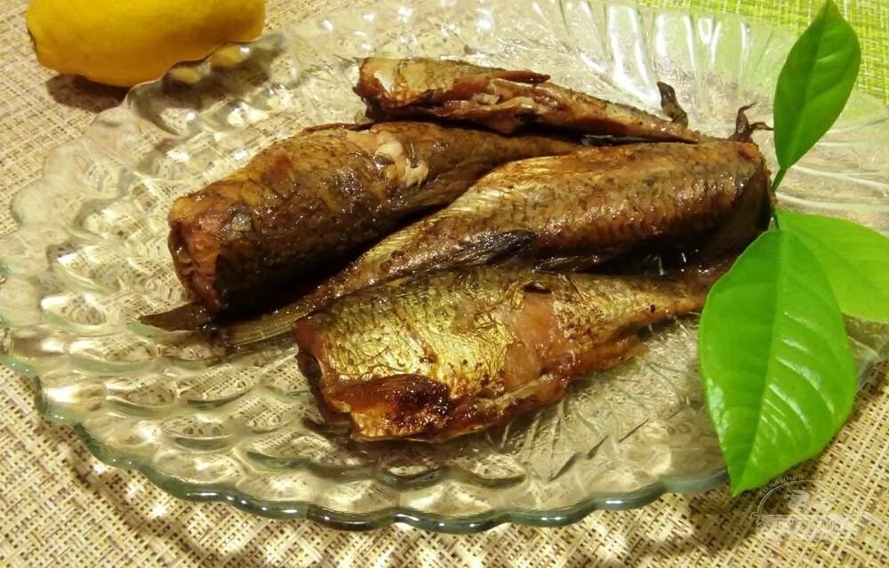 Салака рыба шпроты. Шпроты из салаки. Салака рыба шпроты. Салака копченая. Салака и мойва.