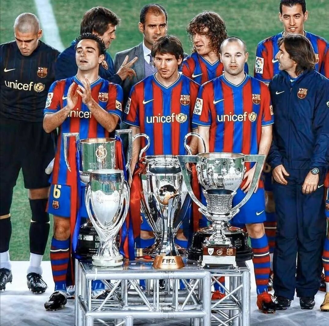 Футбольный клуб. Fc barcelona 2015. Барселона с кубком лч 2015. Футбольная команда барселона. Футбольная команда.