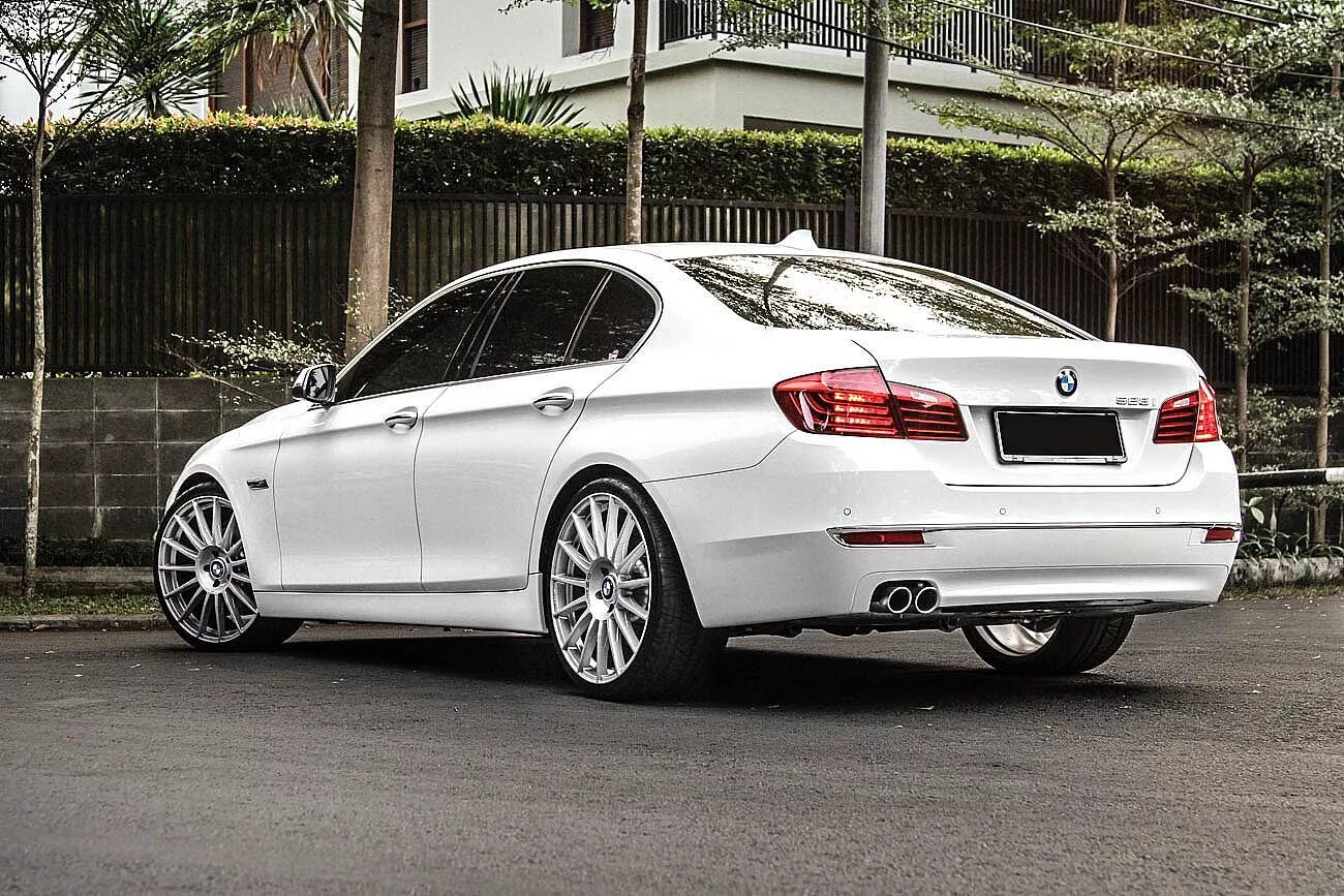 Bmw 528 f10. BMW f10 r20. BMW f10 528i. BMW 528i f10 белая.