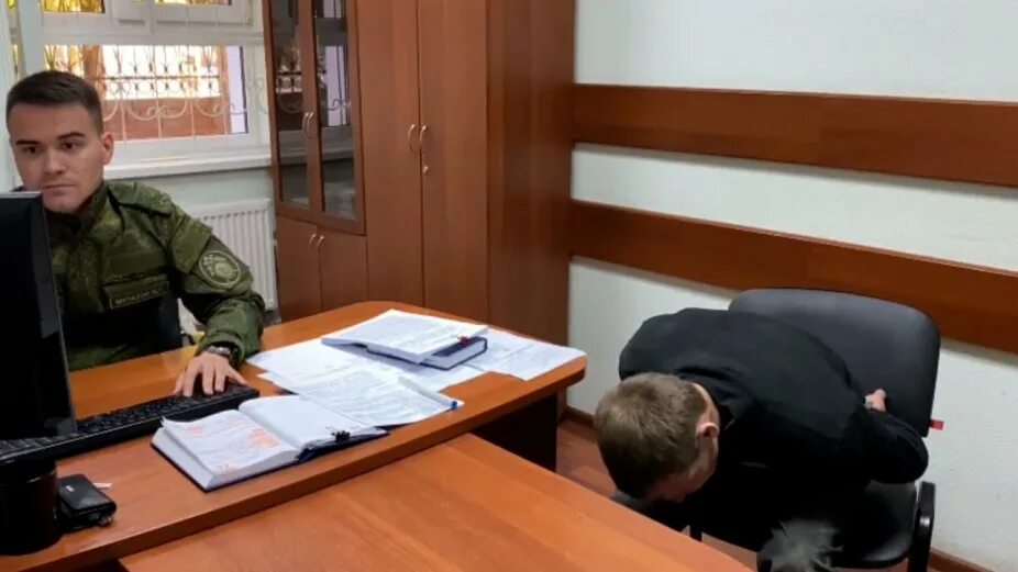 Насиловал 15 летнюю девочку