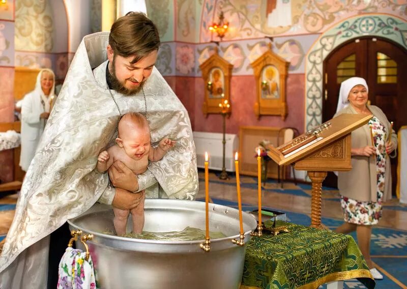 Крещение ребенка. Крещение в храме. Крестины в храме. Крещение ребенка в храме. В какие дни крестят детей в православной