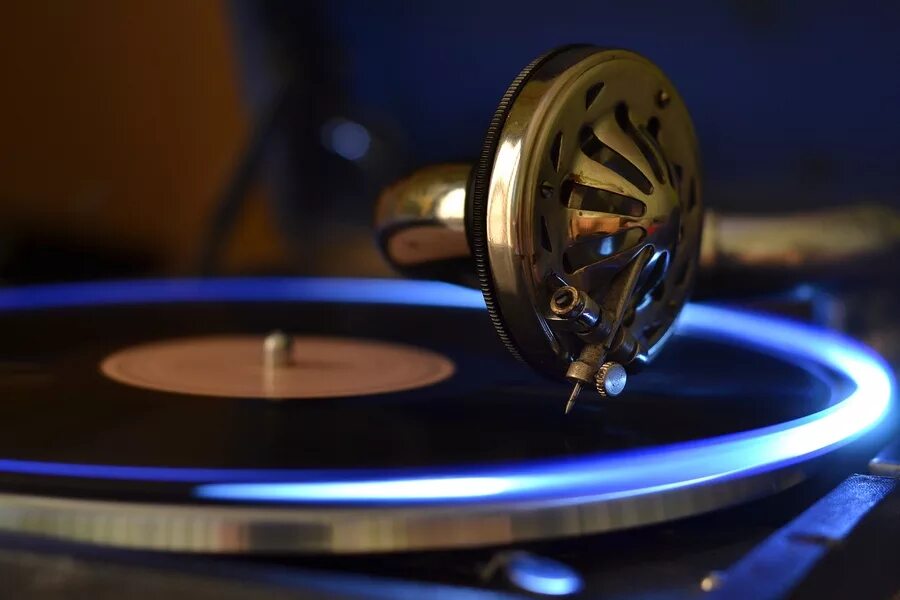 пластинка для патефона. граммофон играет. граммофон анимация. патифон или патефон как правильно. граммофон играет.