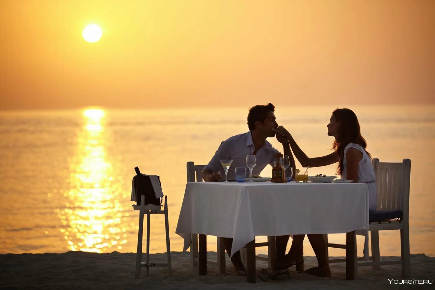 Виды двоих. Романтический ужин на берегу. Ужин на берегу моря. Романтичные картинки. Свидание на берегу моря.