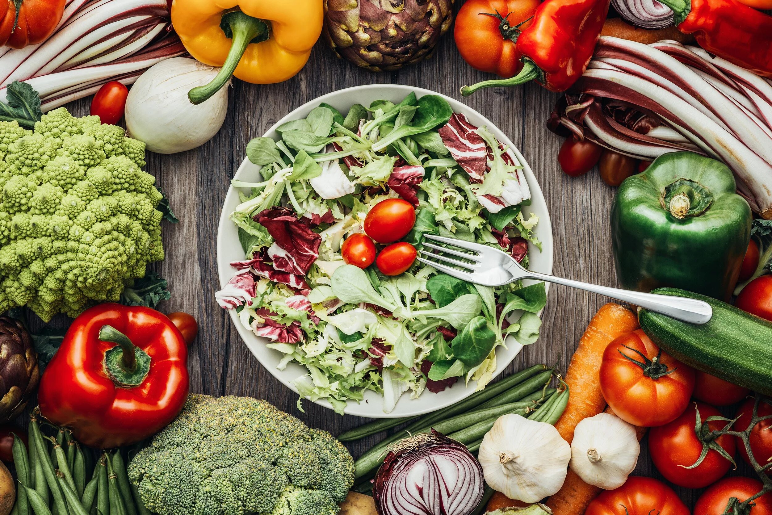 Здоровая еда. Здоровая пища овощи. Полезное питание. Вегетарианская еда.