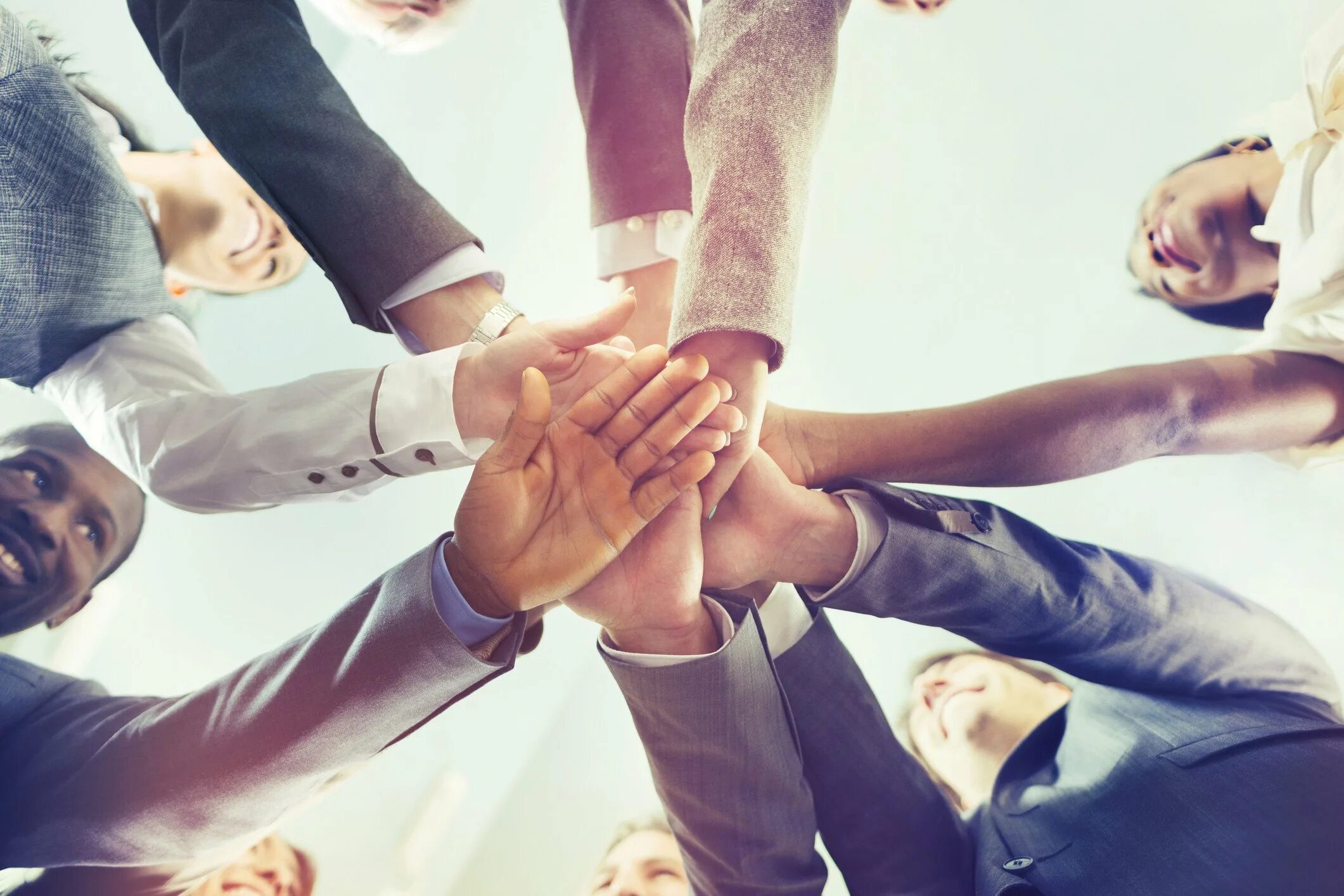 Успешный менеджер. Команда согласиться. Команда согласиться. Команда согласиться. Рукопожатие много людей.