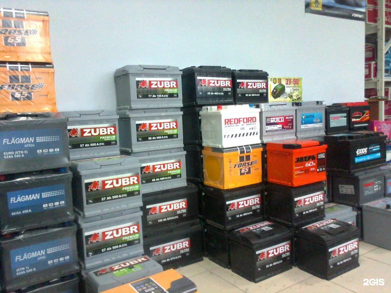 Battery shop. Склад аккумуляторов. Аккумуляторы автомобильные АКБ. Магазин аккумуляторов для авто. АКБ магазин аккумуляторов.