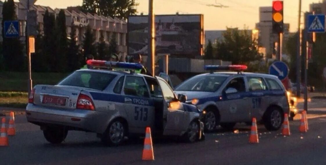 Гибдд приезд. Три столкнувшиеся помятые милицейские машины.