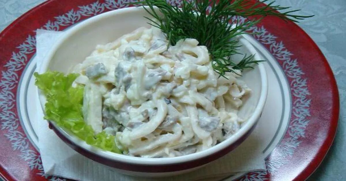 Кальмар с луком и чесноком. Салат с кальмарами. Салат с кальмаром и огурцом. Салат с кальмарами и грибами. Салат из кальмаров с грибами.