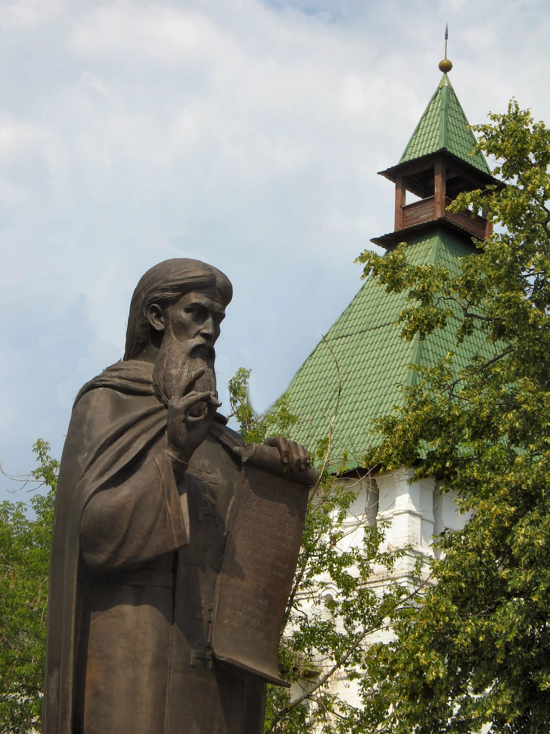 Этот город назван в честь сергия радонежского. Лавра Сергия Радонежского Сергиев Посад. Троице-Сергиева Лавра памятник преподобному.