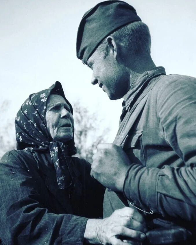 Новости с фронта про войну. Мать встречает сына с войны 1945. Мать солдата Великой Отечественной войны.