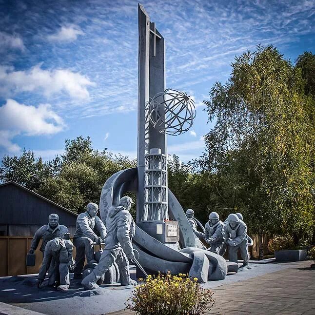 Памятник ликвидаторам чернобыльской аварии в припяти. Чернобыльские памятники. Чернобыльская аэс монумент. Чернобыльские памятники. Памятник ликвидаторам аварии на чаэс.