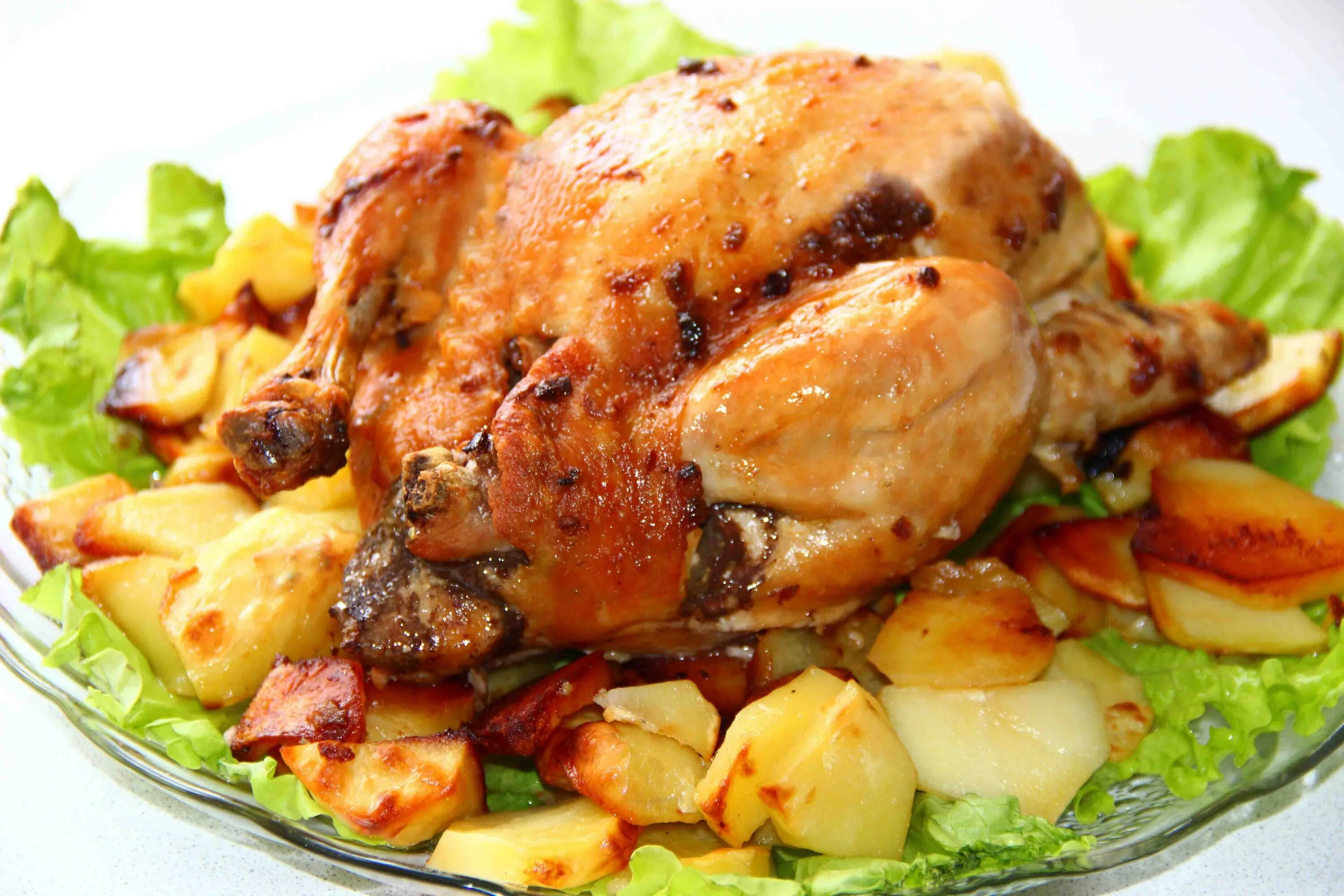 Запеченная курица с овощами рецепт. Зажаренная гриле Курочка. Курица запеченная в духовке. Курица с овощами. Курица запеченная целиком.