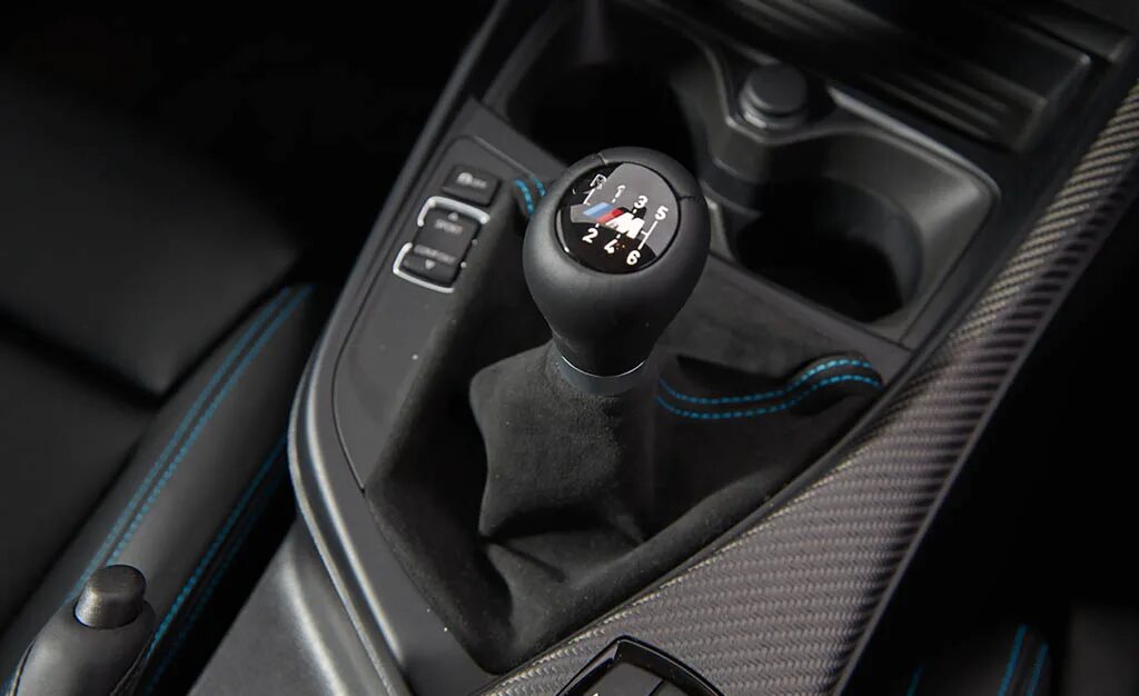 Бмв механика или автомат. БМВ м4 с механической коробкой передач. BMW manual transmission. Коробка передач механика БМВ м5. Американская коробка передач механика.