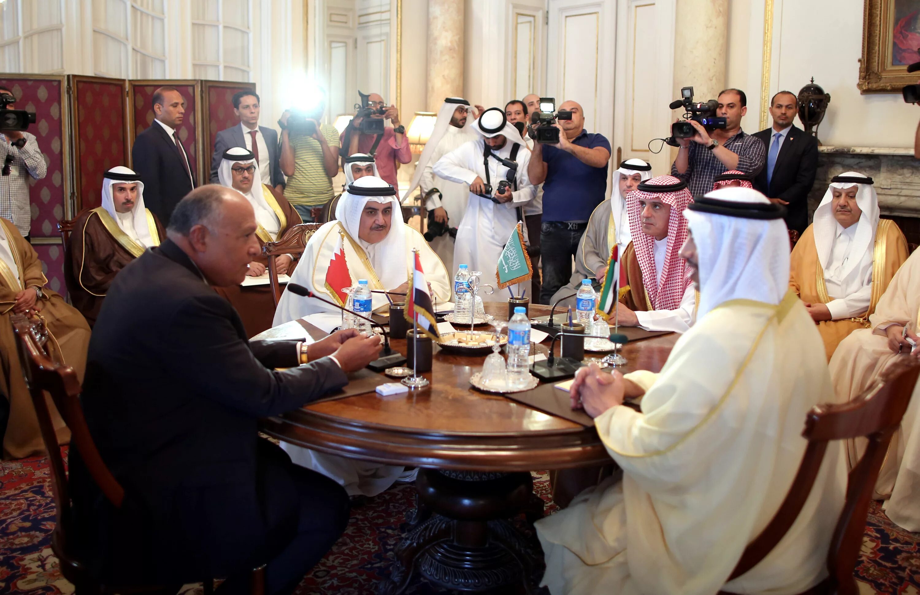 Внешняя политика арабских. Переговоры в ОАЭ. Египет и Саудовская Аравия. Деловые переговоры с арабами. Этикет в ОАЭ.