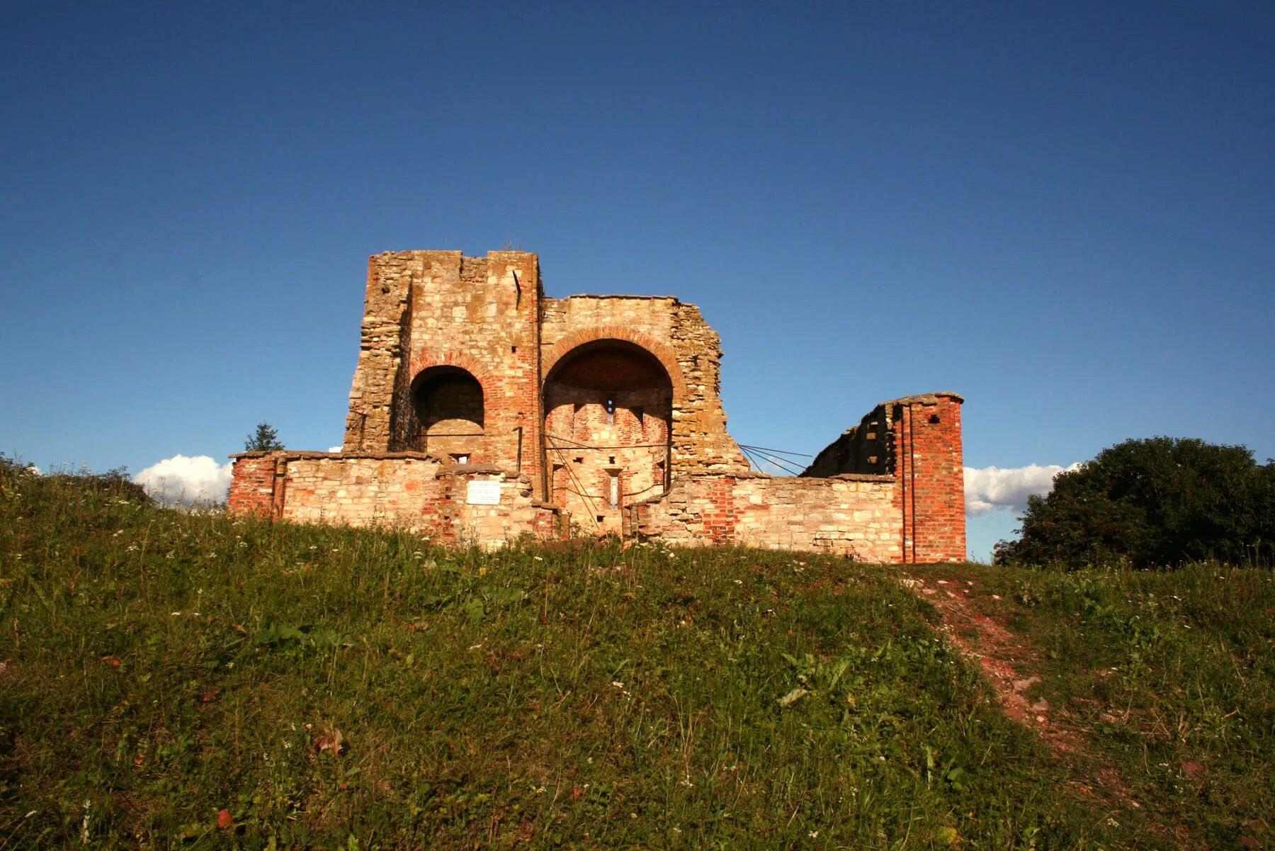 первая резиденция рюрика. руины церкви благовещения. церковь благовещения на рюриковом городище. рюриково городище великий новгород. первая резиденция рюрика.