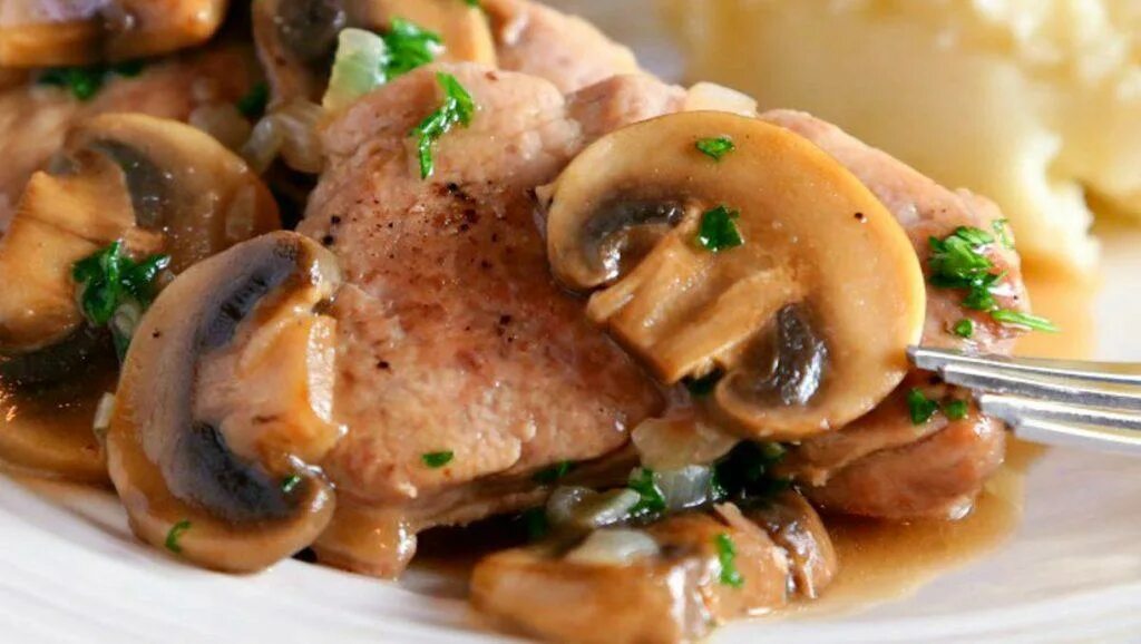 Приготовить вырезку из свинины вкусно на сковороде. Свиная вырезка с грибами. свиная вырезка с белыми грибами как приготовить вкусно. что приготовить из свиной вырезки с грибами. жареные язык с грибами фото.