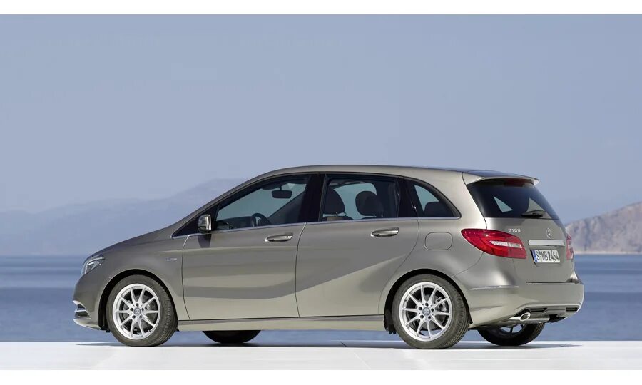 Mercedes benz b180. Mercedes b180 amg. Мерседес-бенц b 180. Мерседес b180 2015. Мерседес с180.