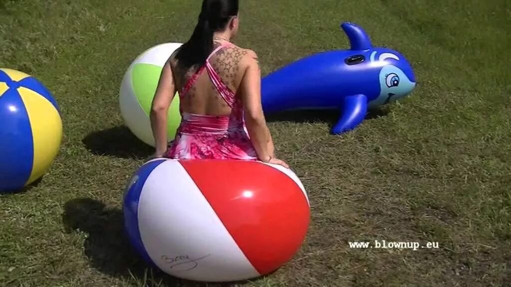 Nicole Beachball. Девушка на надувном мяче. Девушка с большим надувным мячом. Огромный надувной мячик.