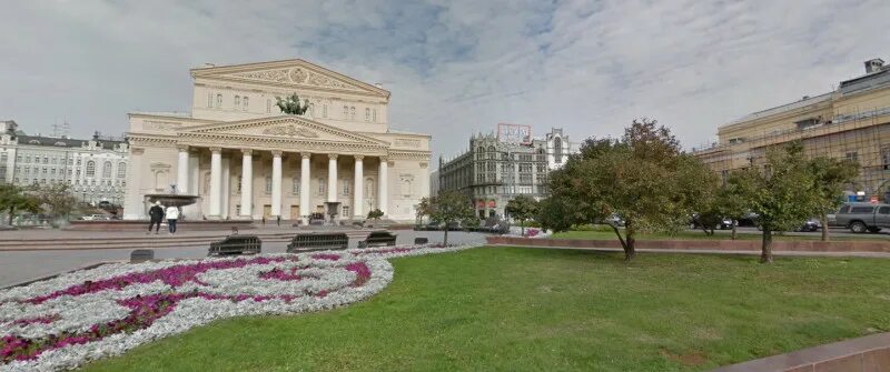 Завсегдатай большого театра 9. Сквер у большого театра в москве. сквер у большого театра в москве сейчас. сквер у большого театра 2000 года. сквер у большого театра 2010.