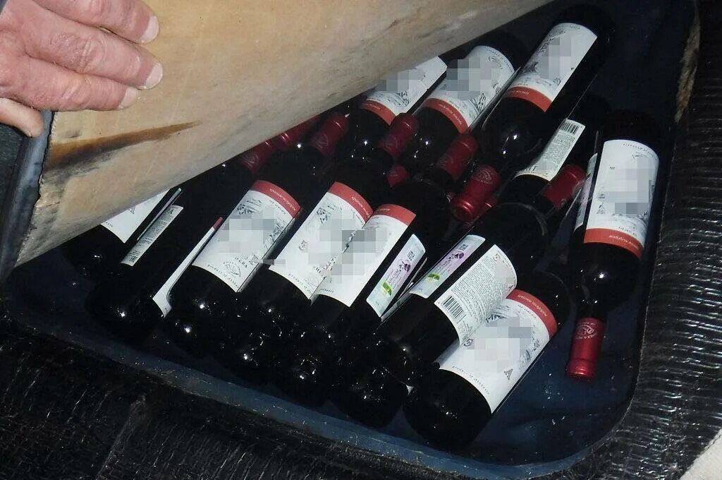 Купить машину вино. Бутылка вина в машине. Ящик с вином. Вино в бутылках в авто. Вино бутылка в багажнике авто.