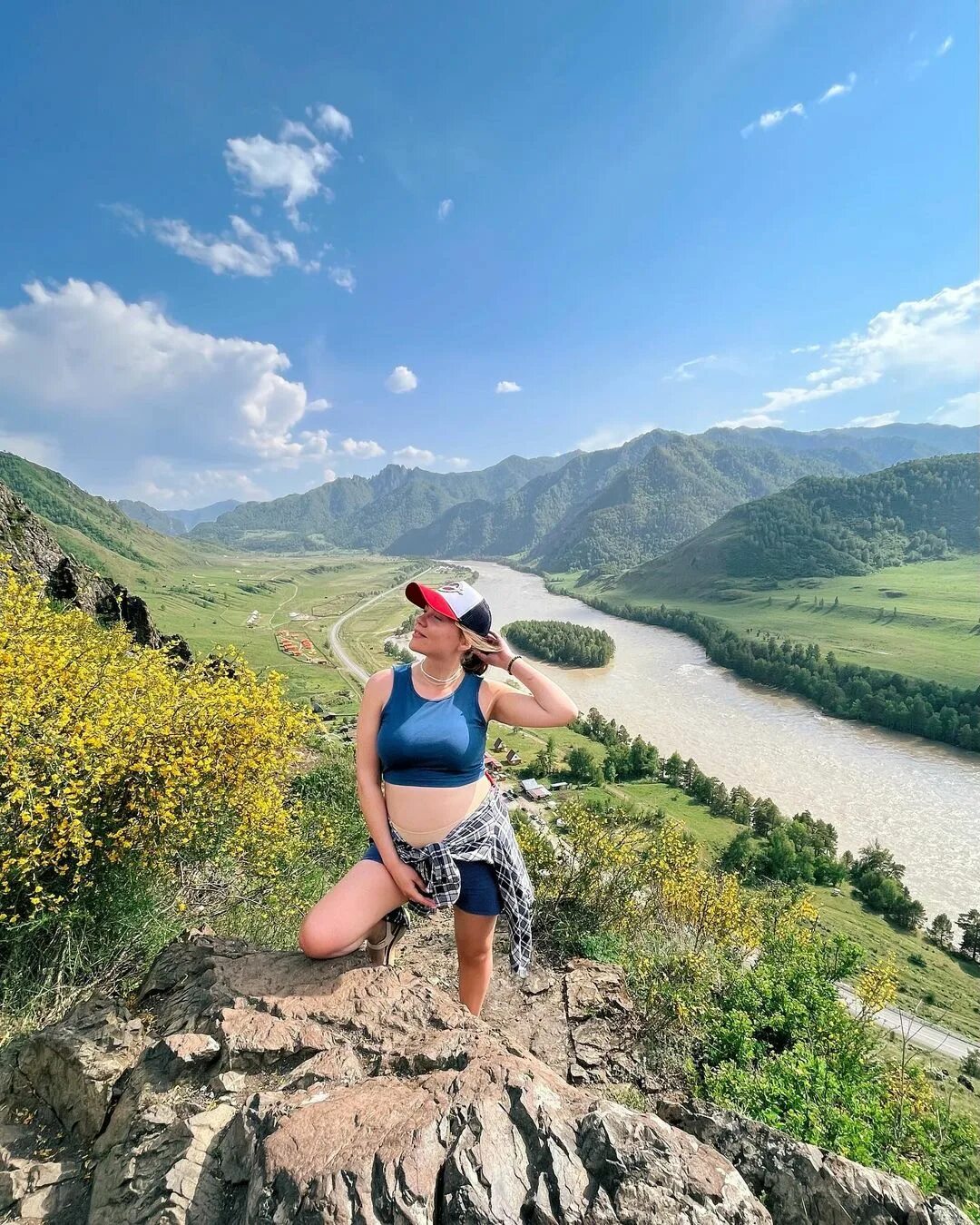 беременные на прогулке. йога для беременных 2 триместр. беременная на прогулке. спорт для беременных. прогулка беременной женщины.