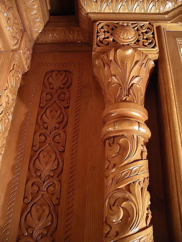 шкаф с резными колоннами. резьба колонны. резные деревянные колонны. резные деревянные столбы. резные колонны из дерева.