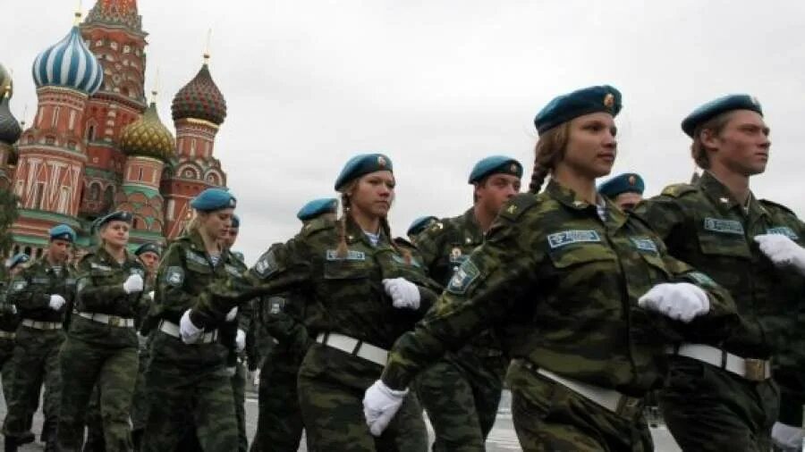 Сколько женщин служит. Женщины военные в России. Женщины в армии России. Женская армия в России. Российские девушки военнослужащие.