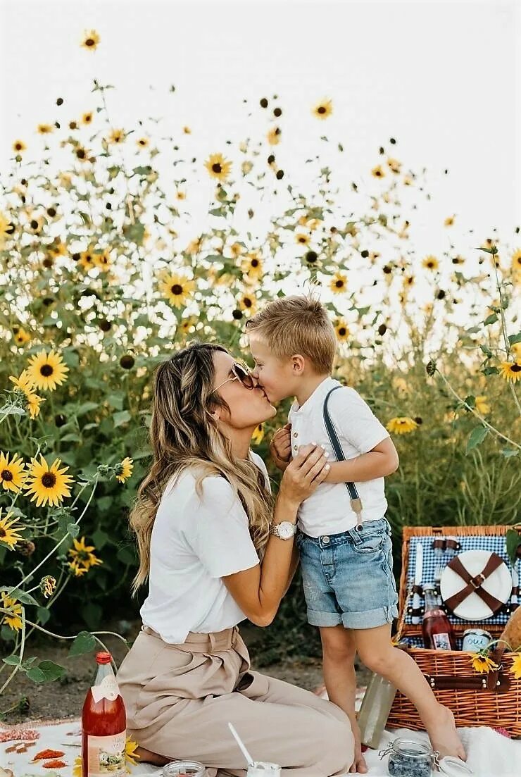 Adorable and minimal family photo idea! Love the soft background and the bouquet
