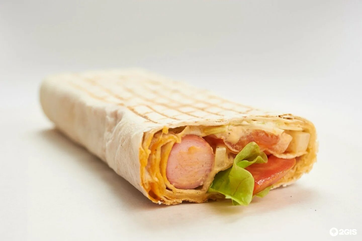 Шаурма в лаваше с колбасой. Колбаски в лаваше. Хот дог в лаваше. Тортилья дог. Шаурма с сосиской в лаваше.