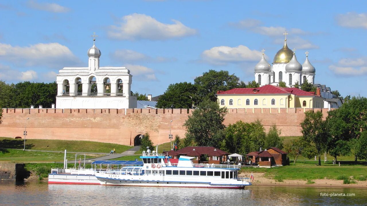 Великий Новгород Кремль. Новгородский Кремль Великий Новгород Софийская сторона. Великий Новгород вид на Кремль. Великий Новгород Кремль с торговой стороны.