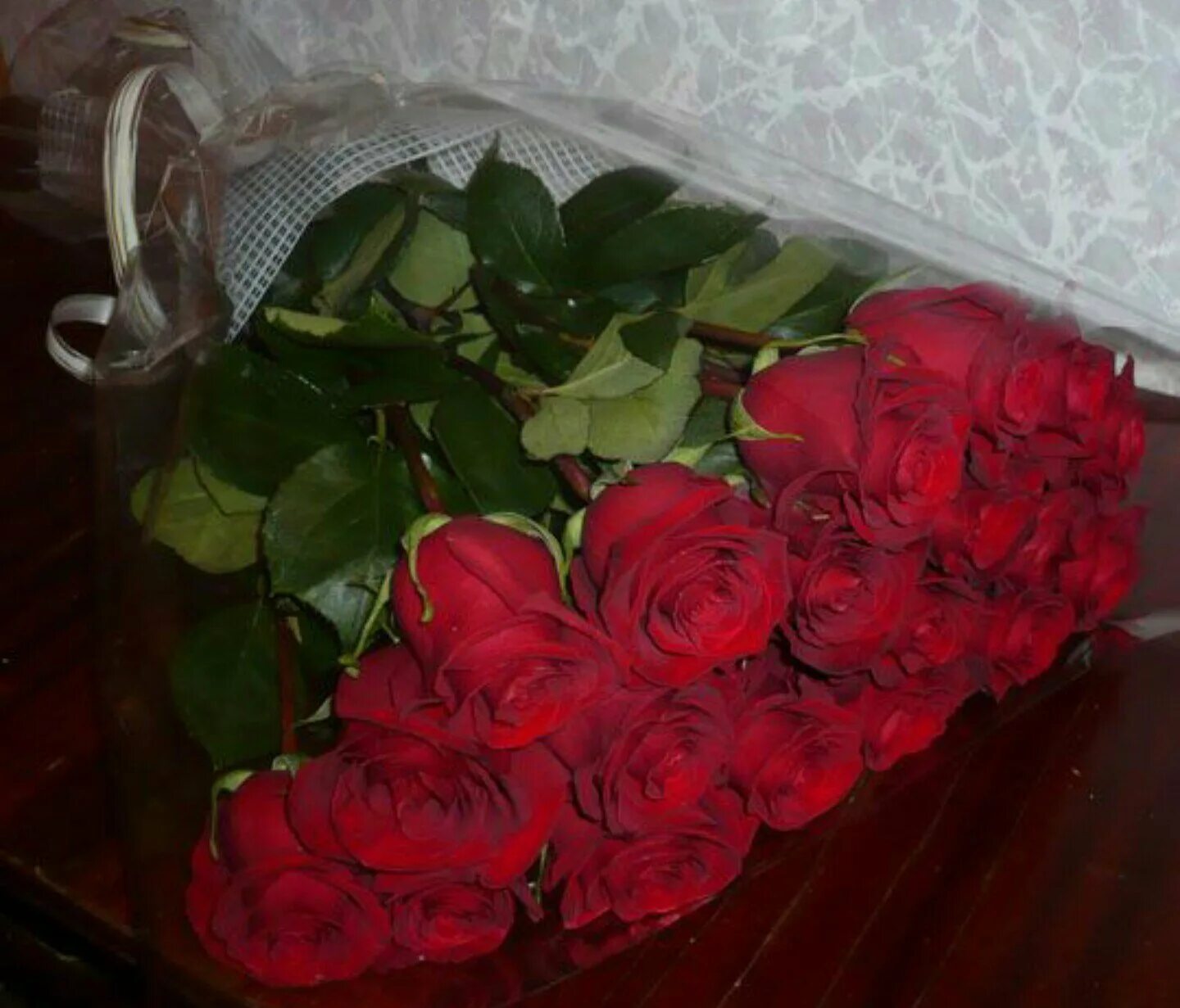 Сонник подарили букет. Букет цветов в домашней обстановке. Букет цветов от любимого. Живые розы букет.