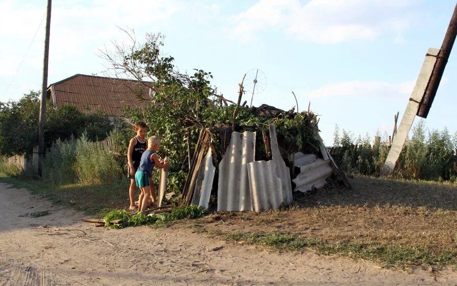 Шалаш из досок. Шалаш для детей в лесу. Шалаш в лесу. Шалаш из веток. Шалаш на улице.