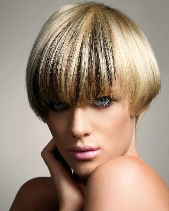 короткие стрижки для женщин смилированием. девушка с мелированием. стрижки женские мелирование. мелирование на очень короткие волосы. короткие стрижки с мелированием.