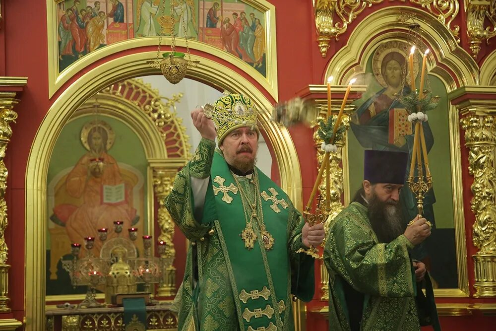 Храм на октябрьской набережной в спб. Храм святой троицы архиерейского подворья. Троицкое подворье спб. Свято архиерейское подворье. Троицкое подворье минск.