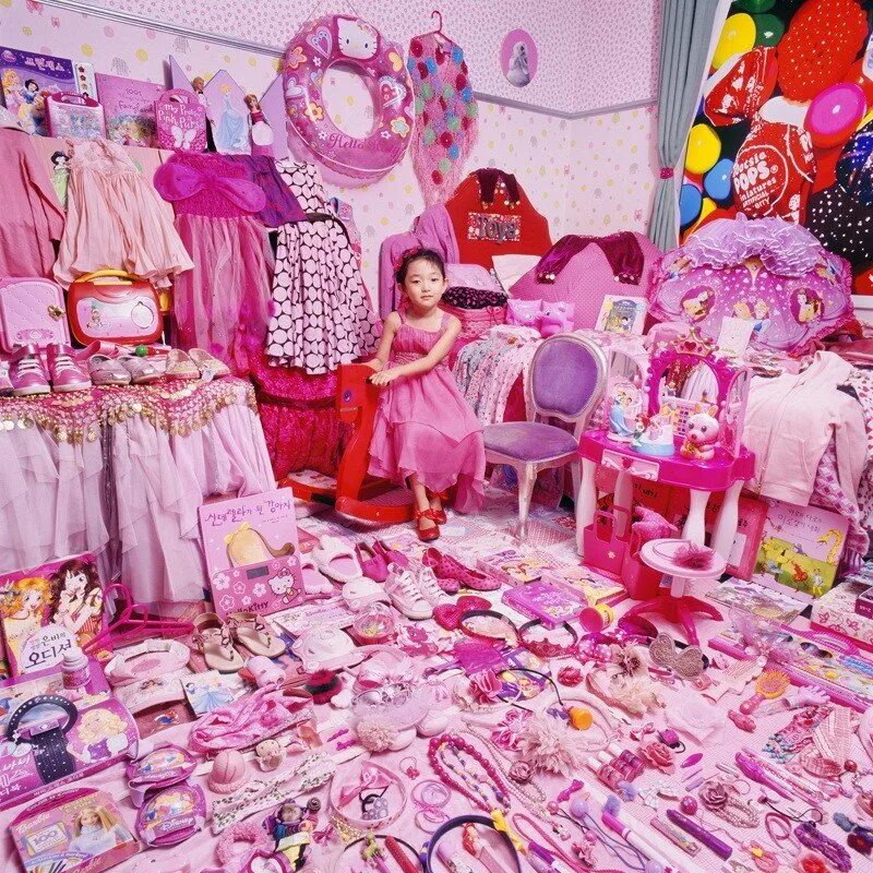 Девочку много игрушек. Розовые игрушки для девочек много. Розовые девочки из самых красивых игр. Розовая и синяя игрушка. Игра розовая девочка и синий мальчик.