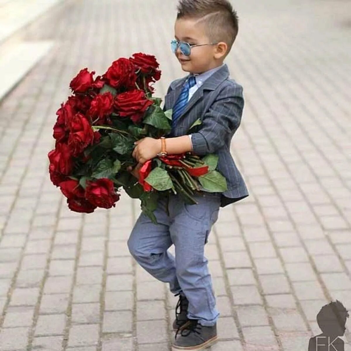 Маленький красавчик. Мальчик с цветами. Мальчик с букетом цветов. Мальчик дарит цветы. Дети с цветами.
