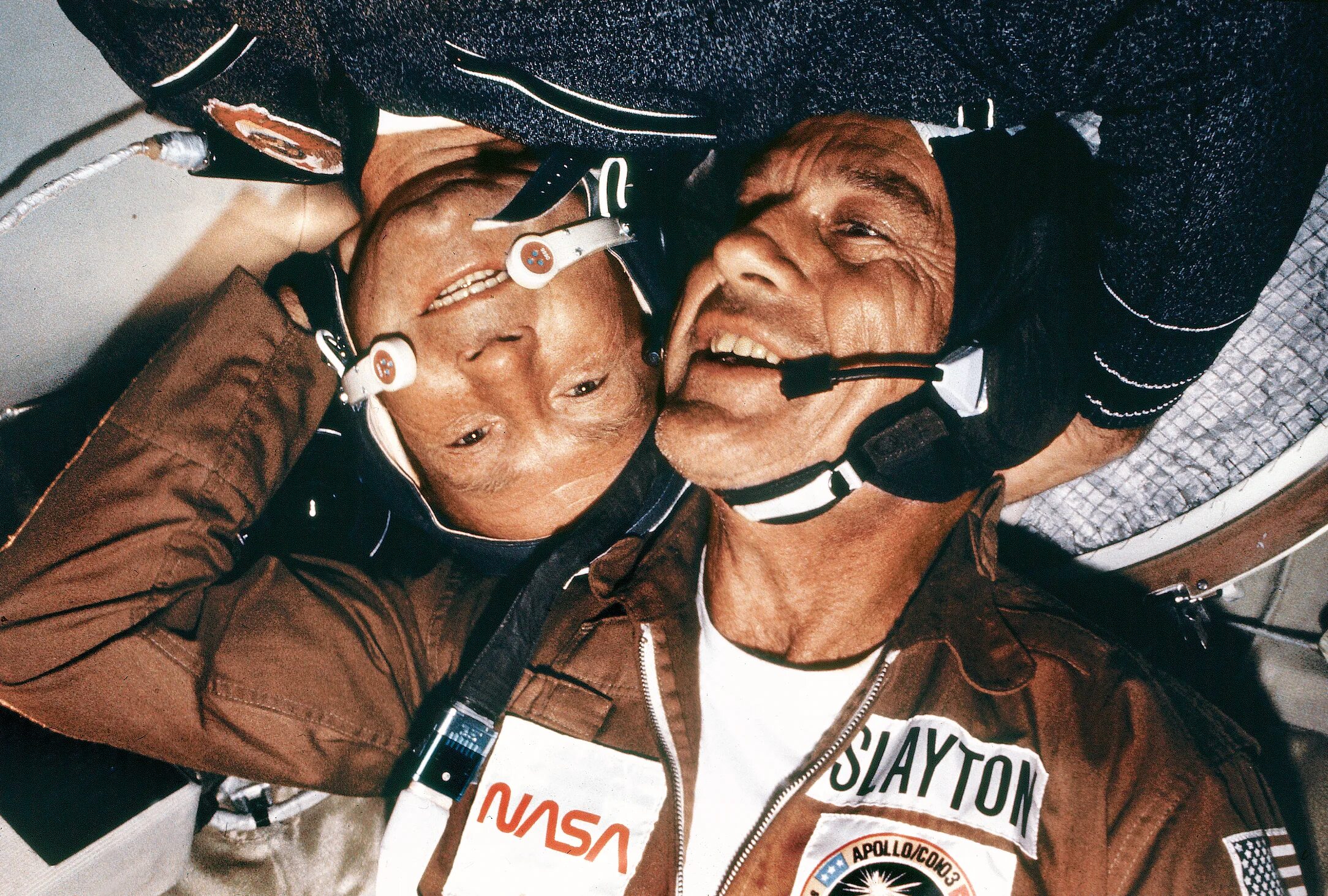 Первый длительный космический полет. Полет Союз-Аполлон 1975. Союз Аполлон 15 июля 1975. Рукопожатие в космосе Союз Аполлон 1975.