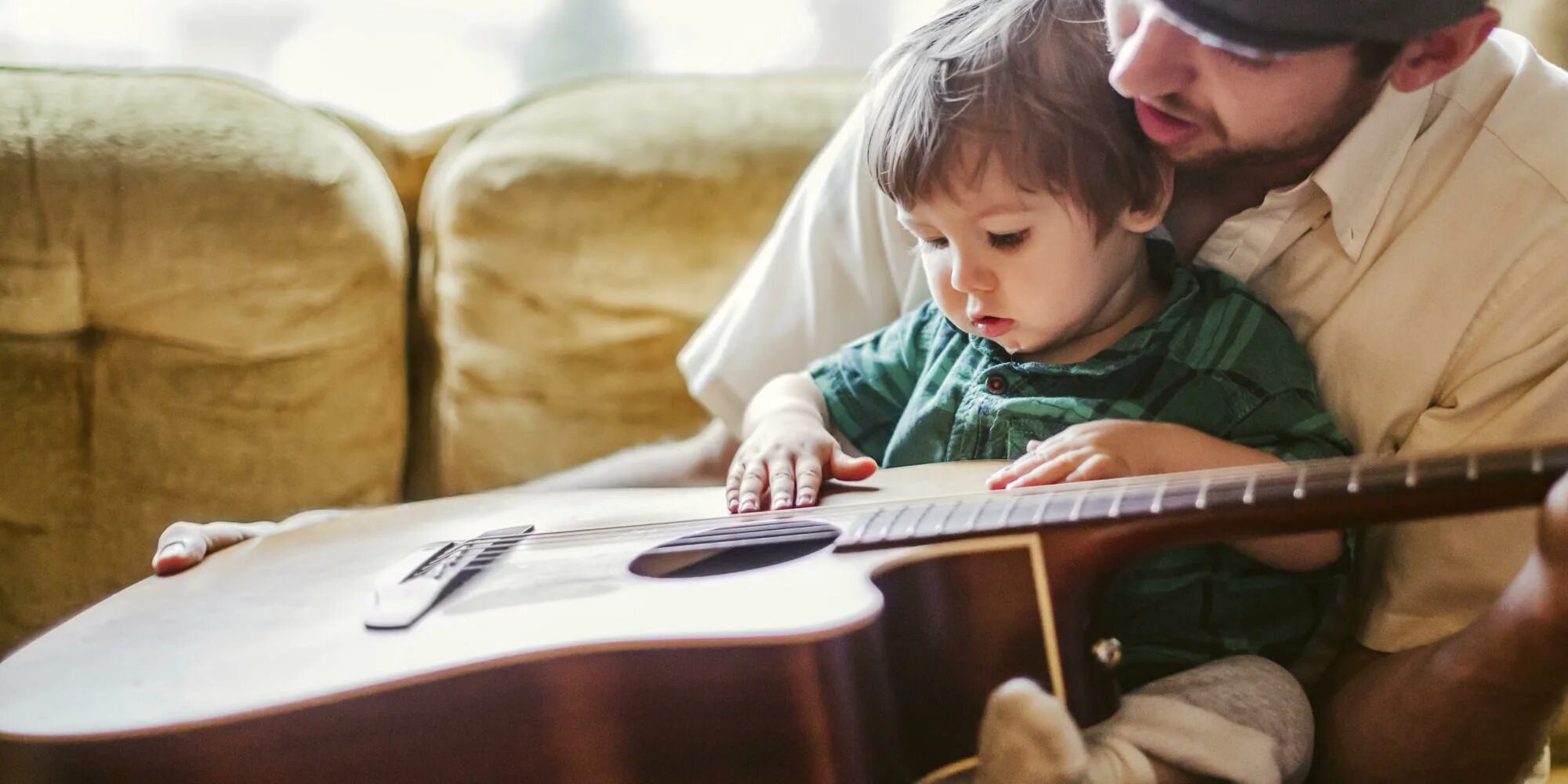 Картинки дети и родители играют на инструментах. Eli and dad гитара. Musicians childhood photos. Dad teach