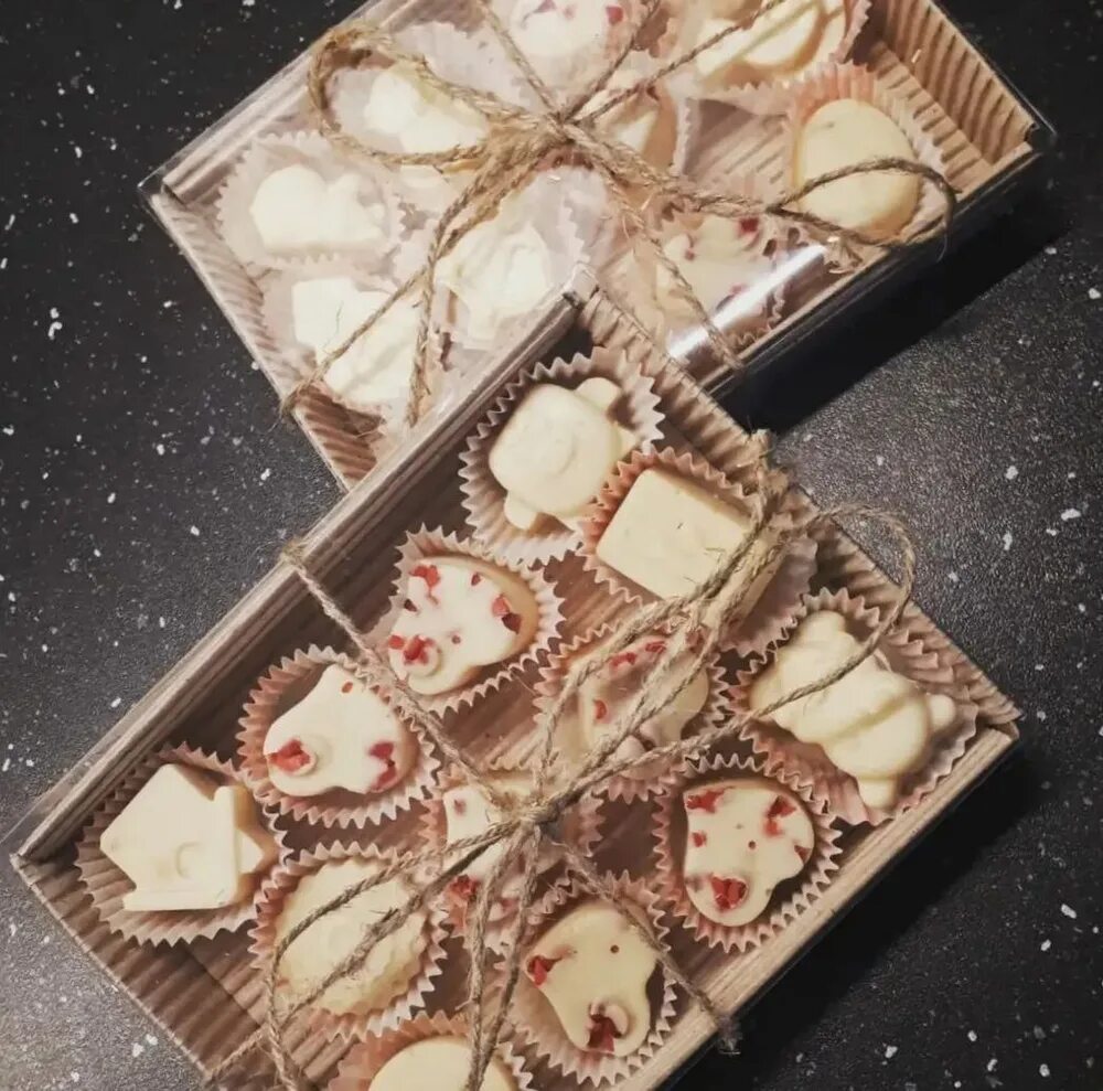 Шоколадные батончики в упаковке. Ручная упаковка конфет. Подарочные коробочки с конфетами. Конфеты в коробке подарочные. Коробка конфет.