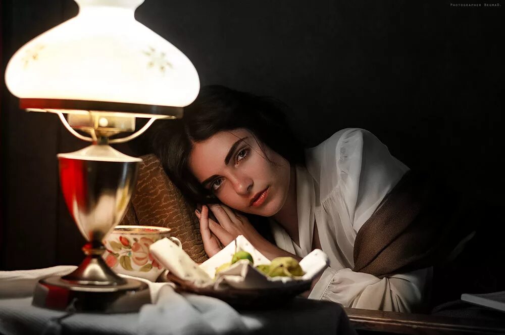 для любимых женщин. цветы для девушки на вечер. прошел вечер женщинам. прошел вечер женщинам. девушка с бокалом вина.