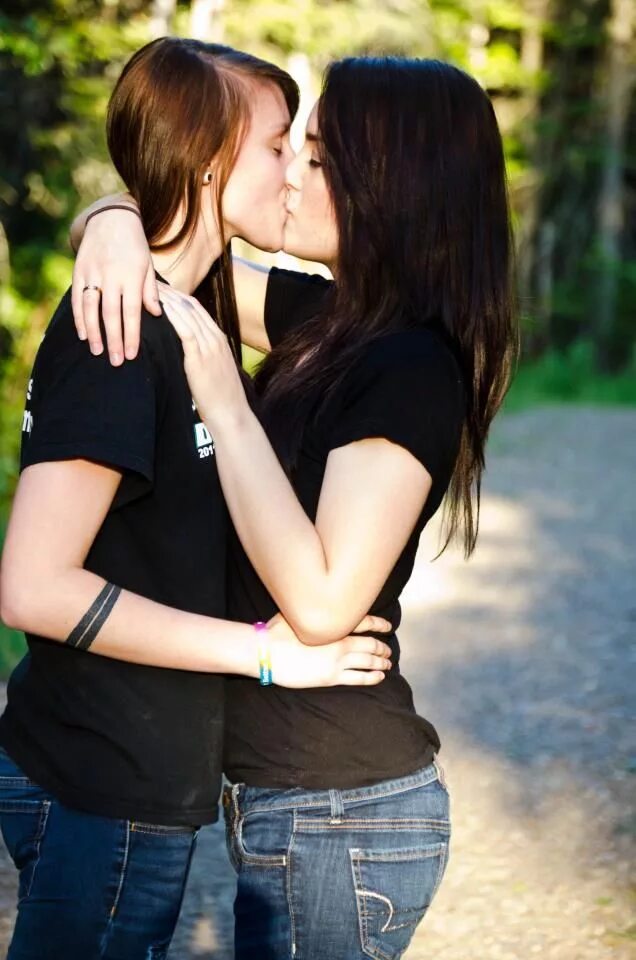 Девочки друг с другом. Поцелуй девушек. Две девушки любовь. Девушка целует девушку.